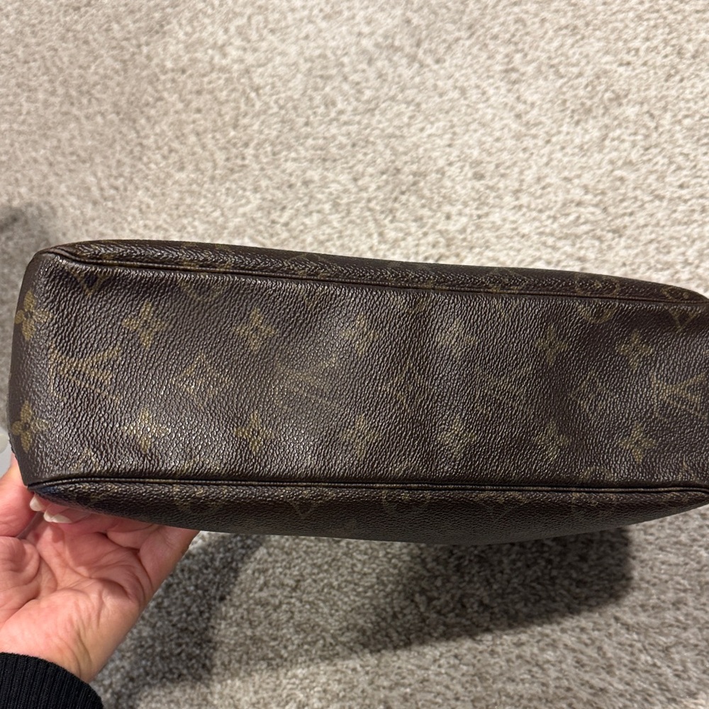 Louis Vuitton Monogram Toiletry 28 Pouch - Picture 6 of 11